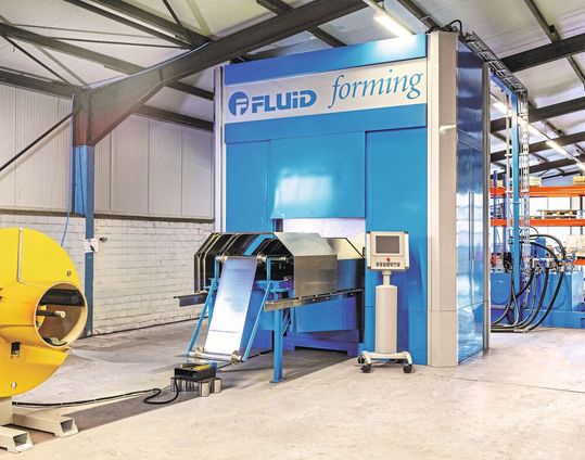 Der Form Balancer FC ist eine Umformungsmaschine, die rein auf die Herstellung von Bipolarplatten für Brennstoffzellen ausgelegt ist. Mit der patentierten Fluid-Forming-Technologie werden die Bleche bis 4.000 Bar ausgeformt. Eine Positivform (Stempel) ist unnötig, da sie durch Wasser ersetzt wird. (Bild:  FF Fluid Forming)