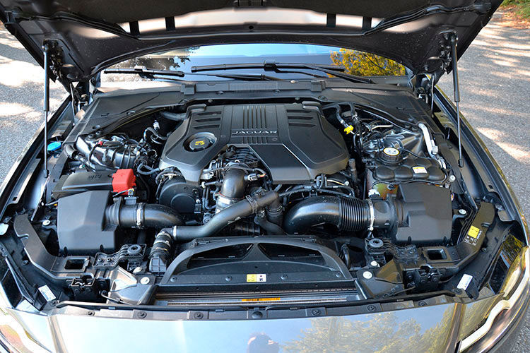 Wenn der Journalist mit dem sportlichen V6-Diesel unterwegs ist, hilft das ungemein. Denn der 3.0 Liter große V6 Bi-Turbo mit 221 kW (300 PS) Nennleistung glänzt mit Drehmomentspitzen von 700 Nm. (Foto: Michel)