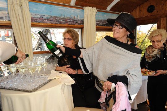 Elke Frerichs sorgt für die Erfrischungsgetränke. (Archiv: Vogel Business Media)