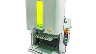 Mit der AIO-Box hat Östling ein kompaktes Einsteiger-Gerät für die Lasermarkierung entwickelt.  (Östling Marking Systems GmbH)