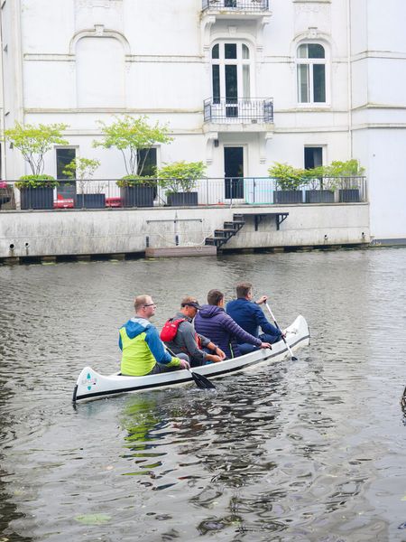 Teamwork ist gefragt bei der dbc Kanu-Rallye durch die Alsterkanäle (v. l.): Nolte, Bootz, Kant, Lorenz (Bild: Capelletti & Perl)