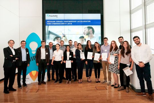 Die HIPA-Teilnehmerinnen und -Teilnehmer mit ihren Abschlussurkunden(Bild:   Fraunhofer SIT / Catharina Frank)