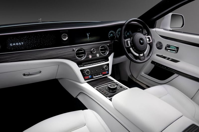 Der Innenraum zeichnet sich ebenfalls durch eine neue Schlichtheit aus; auf aufwendige Nähte oder zusätzliche Verzierungen wurde verzichtet. (Bild: Rolls-Royce)