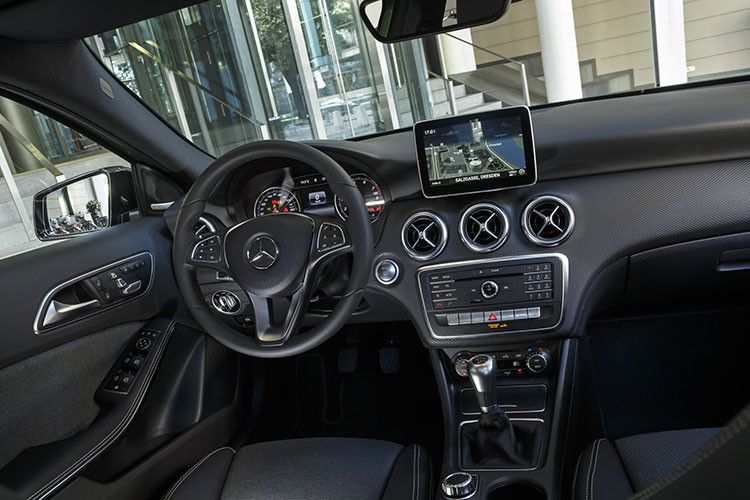 Im Innenraum wurden ein paar Zierleisten ausgetauscht, die Instrumente erhielten eine geänderte Skalierung. (Foto: Daimler)