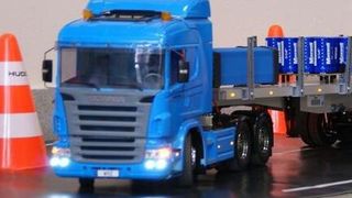 Virtuell fahren: Mit einer Datenbrille steuern Wissenschaftler der Hochschule Zwickau einen Modelltruck. (Bild: HS Zwickau)