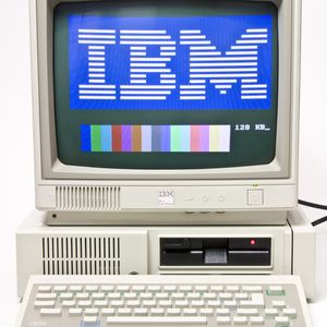 Der 1983 erschienene IBM PCjr war IBMs Versuch, vom Heimcomputer-Boom der frühen achtziger Jahre zu profitieren. Das Gerät war aber deutlich teurer als die klassischen Home-Computer von Commodore und Atari und zudem nicht vollständig kompatihel zu IBMs Original-PC. Daher blieb der Verkaufserfolg des PCjr hinter den Erwartungen zurück.    (Bild:  IBM)
