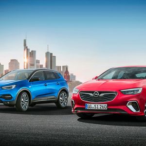 Im Zentrum des IAA-Auftritts von Opel stehen die Premieren des Grandland X (li.) und des Insignia GSi.