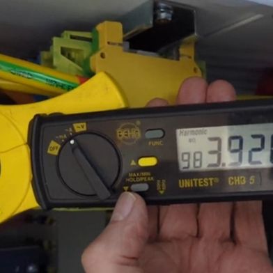 Die Oberwellenmesszange zeigt bei 5 kHz und der 98. Oberwelle einen Strom von fast 4 A an, der die Stromversorgung zusätzlich belastet. (Bild: Leadec)