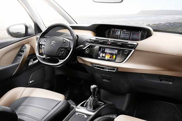 Bereits die Basis-Variante Attraction bietet serienmäßig sieben Airbags, ABS, ESP und Abstandswarner. Hinzu kommen eine Weitwinkel-Panorama-Frontscheibe, eine sogenannte „Connecting-Box“ sowie ein Sieben-Zoll-Touchscreen. (Foto: Citroen)