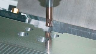 Im Spritzgießwerkzeug-Bau von Harting Applied Technologies setzt man jetzt auf das Hartfräsen mit Fräswerkzeugen von MMC Hitachi Tools. Damit wird das Schleifen von Schiebern obsolet. Harting spart dadurch 60 % der bisherigen Kosten, heißt es. (MMC Hitachi Tool)