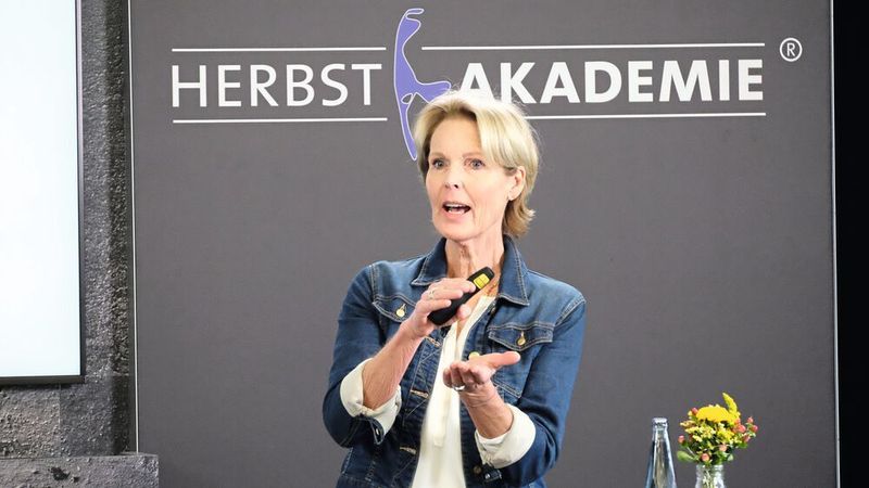 Regina Först bestritt mit ihren Themen den dritten Tag der Herbstakademie. Für sie gilt in Sachen junge Führungskräfte folgendes Motto: „Leuchten – nicht glänzen!“ Ihrer Meinung nach ist der Mensch die wichtigste Ressource für den unternehmerischen Erfolg.  (Zietz/»kfz-betrieb«)