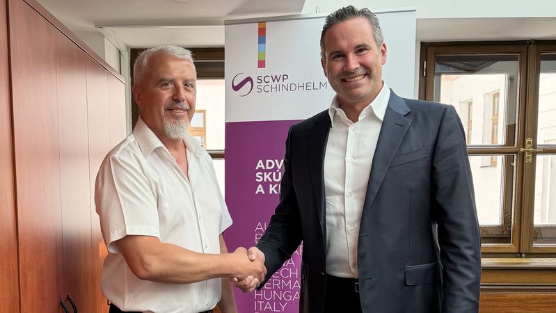 Mario Haidlmair (re.) mit dem Geschäftsführer von TFM Slovakia, Miroslav Kováčik (li.).(Bild:  Haidlmair)