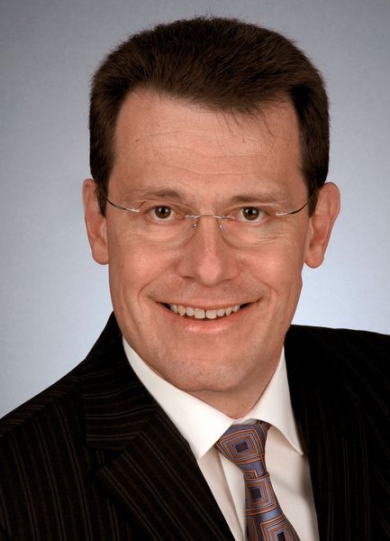 Dr. Joachim Fetzer, Executive Vice President bei SB Limotive: „Die Lithium-Ionen-Zelle bietet eine erheblich bessere Leistungsdichte und aufgrund einer hohen Nennspannung eine höhere Energiedichte als Nickel-Metallhydrid-Zellen.“ Bild: SB Limotive (Archiv: Vogel Business Media)