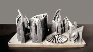 Im Laserschmelzen hergestellte Teile mit Stützstrukturen auf einer Bauplattform. (Materialise)