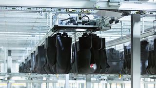 Der Taschensorter SSI Carrier umfasst 15.000 Taschen und beschleunigt die Bearbeitung von Online-Bestellungen. (Bild: SSI Schäfer)