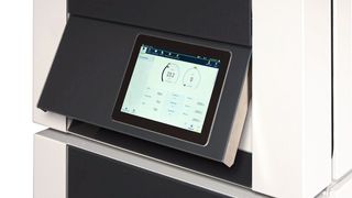 Das Bedienpanel wurde auf 10“ vergrößert und lässt sich nach Gebrauch in die Gerätefront einklappen. (Bild: Weiss Technik GmbH)