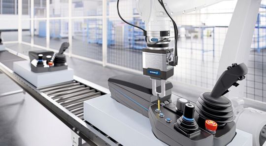 Haptic measurement in the automotive sector is carried out by gripping and moving the joystick and pressing buttons with a test probe.(Image: Schunk)