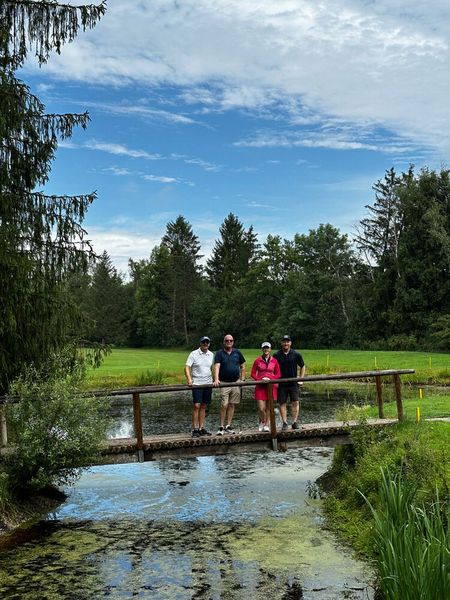 Ist der Ball etwa im Bach gelandet? Stefanie Groß (TD Synnex) mit (v. l.) Lars Ritter (Woodmark), Peter Röder (Empalis) und Stefan Schegg (Woodmark). (Bild: Vogel IT-Medien GmbH)