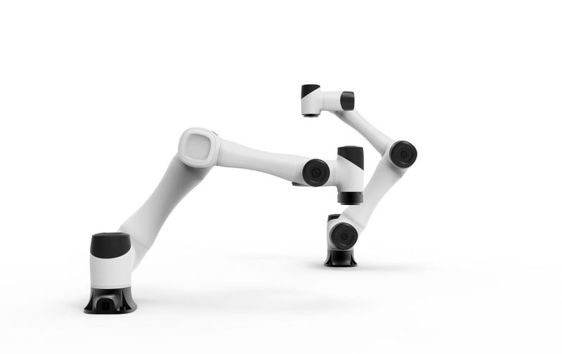 6. Platz: Dobot CR6-5 - der Roboter, der Ihnen morgens Kaffee zubereitet. Dobot CR6-5 ist ein kosteneffektiver 6-achsiger kollaborativer Roboter, der im April 2019 auf der Hannover Messe zusammen mit seinem Kollegen von Platz 8 präsentiert wurde. Er ist vielseitig einsetzbar: von der Kaffeezubereitung bis hin zur Arbeit in einem sterilen Labor. Dabei ist der Roboter sehr sicher und eignet sich perfekt für die Zusammenarbeit mit dem Menschen, denn selbst bei einer Kollision stellt er keine Gefahr dar.  (Bild: TradeMachines)