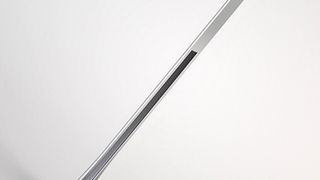 Zu den Komponenten des Ventiltrieb-Geschäftsbereiches von Federal-Mogul Powertrain gehören auch natriumgefüllte Hohlschaftventile mit extrem kleinen Schaftdurchmessern, im Bild mit fünf Millimetern. (Foto: Federal-Mogul)