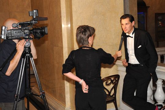 Nach der Preisverleihung wartet schon das Team von »kfz-betrieb«-TV auf Marcel Seyer. Das Kurzinterview mit ihm ist als Webcast auf www.kfzbetrieb.de zu sehen. (Archiv: Vogel Business Media)