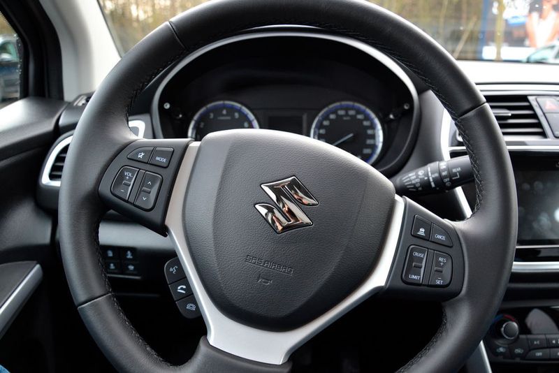 Ebenfalls serienmäßig sind in dieser Ausstattungsvariante die adaptive Geschwindigkeitsregelung ACC (Adaptive Cruise Control) … (Michel/»kfz-betrieb«)