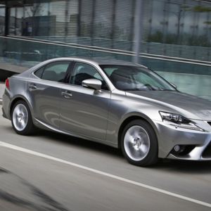 Fast acht Jahre nach der Vorstellung der zweiten Generation des Lexus IS bringen die Japaner Ende Juni die neue Auflage der Mittelklasse-Limousine nach Deutschland. Erstmals ist der IS nun auch mit dem aus anderen Toyota- und Lexus-Modellen bekannten Hybridsystem erhältlich.