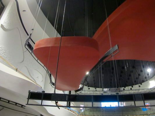 Bild 13: Um die Optik im architektonisch beeindruckenden Konzerthaus im dänischen Aalborg nicht zu stören, sollten die Kabel möglichst dezent von den Verteilerkästen zur Lichttechnik geführt werden. Da die Laststangen nicht wie üblich gerade, sondern geschwungen ausgeführt sind, schieden Blechgehäuse oder ähnliche Materialien wegen der mangelnden Flexibilität von vornherein aus. Mit einer e-kette konnten die geschwungenen Linien perfekt nachgeführt werden. Die Energiekette fügt sich perfekt in die harmonische Gesamtoptik ein. (Bild: SBS Bühnentechnik)