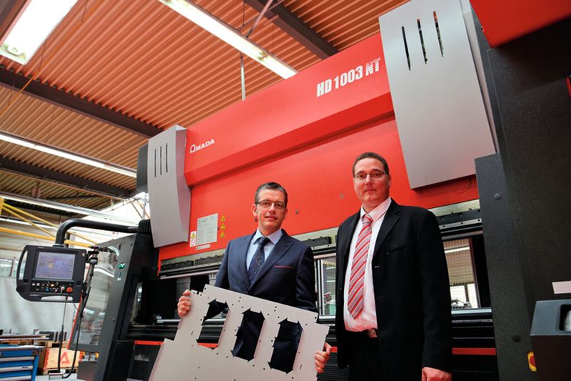 Daniel Rufer (l.), Direktor Administration und Verkauf bei Artol Fuchs, und David Graufel (r.), Vertreter für die Westschweiz bei Amada Swiss. (Bild: MSM)