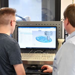 Von Teamcenter aus werden dann die Auftragsdaten an die nachfolgenden Schritte in NX übergeben. Die 3D-Modelle werden in NX CAD fertigungsgerecht aufbereitet und auch die notwendigen Spannvorrichtungen ausgewählt oder konstruiert. (Bild:  Siemens)