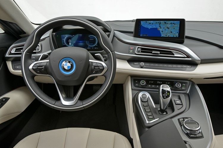Der TFT-Bildschirm vor dem Fahrer ist im Stil von Computerspielen animiert - ein Ansatz, der gut zum Charakter des i8 passt. (BMW)