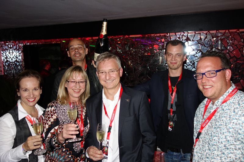 Auf ganz viele tolle gemeinsame Abende (v. l.) Diana-Maria Brose , ViewSonic, Sven Glatter, comTeam,  Gaby Büchner und Thomas Jell, TP-Link, Felix Bechmann, Lable-the-cable und Stefan Knerrich, APC (Bild: IT-BUSINESS)