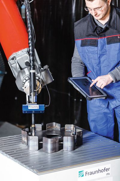 Das Fraunhofer-IPA realisiert nicht nur MRK-Anwendungen für Leichtbauroboter, sondern auch für Industrieroboter mit hohen Traglasten. (Bild: Fraunhofer-IPA)