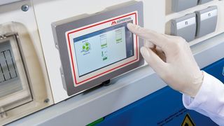 Über spezielle Kontrollmonitore können die Sicherheitsschränke überwacht werden. (Düperthal)