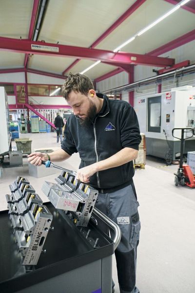 Les pièces pré-marquées sont serrées dans les étaux directement sur le chariot de stockage. (Source : MSM)