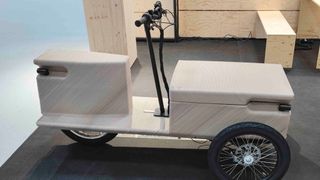 Auf den ersten Blick wirkt die geriffelte Oberfläche des ZUV-Chassis wie ein Stoffbezug. Tatsächlich handelt es sich um harten Kunststoff, der im 3D-Drucker aus recyceltem Plastik gefertigt wurde. (Bild: SP-X/Mario Hommen)