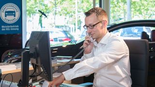 Besser auf Nummer sicher gehen: Gerade bei vermeintlichen Schnäppchen sollten Autohäuser gegenchecken, ob die Fahrzeugangebote wirklich vom genannten Anbieter kommen.  (Bild: A.Fenqler www.das-fotoprojekt.de 53859Niederkassel,)