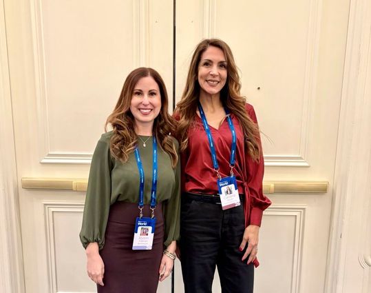 In Las Vegas sprach IT-Redakteurin Carolina Heyder mit Alyson Freeman, Lead Strategist Data Center Efficiency bei Dell Technologies, über ungenutztes Potenzial der Branche, Markttrends und die Notwendigkeit, zwei Transformationen gleichzeitig zu meistern.(Bild:  Carolina Heyder)