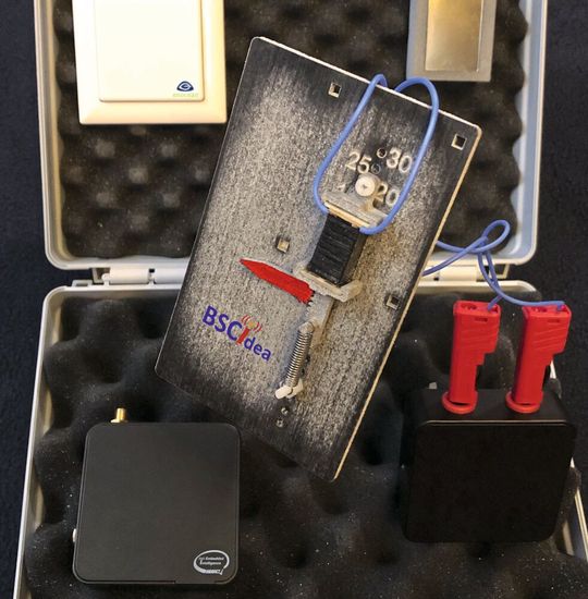 Blick auf das Enwicklungs-Kit: Hauptelement sind die DEA-Stack-Aktoren. Außerdem die elektronische Steuereinheit mit Schnittstellen zu Wi-Fi und EnOcean. (Bild:  Susandi impact)