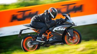Der indische Partner Bajaj Auto International hat die Mehrheit an KTM übernommen und den Motoradbauer aus der Insolvenz gerettet. (Foto: Hersteller)