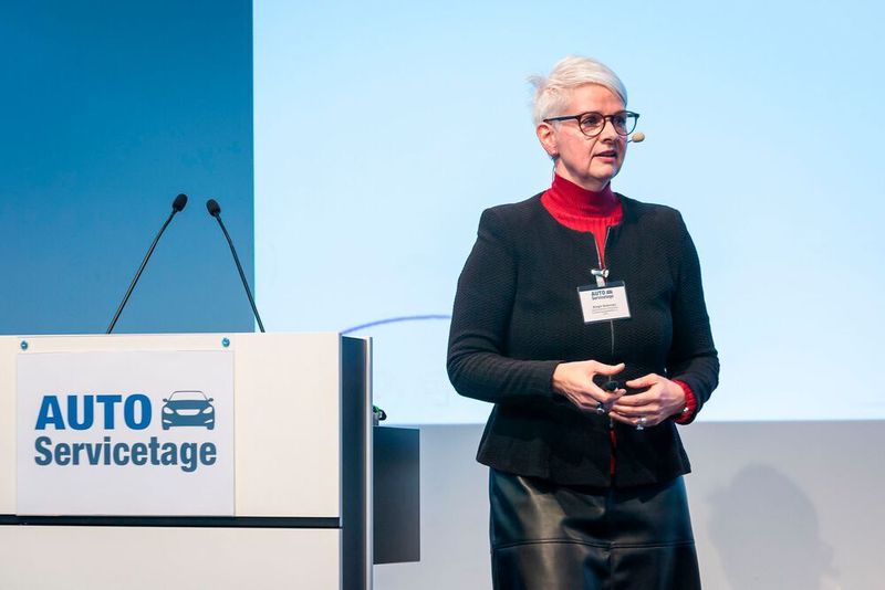 ZDK-Geschäftsführerin Birgit Behrens erklärte, wie sich die Berufsbilder Serviceberater und Serviceassistent weiterentwickeln werden. (Stefan Bausewein)