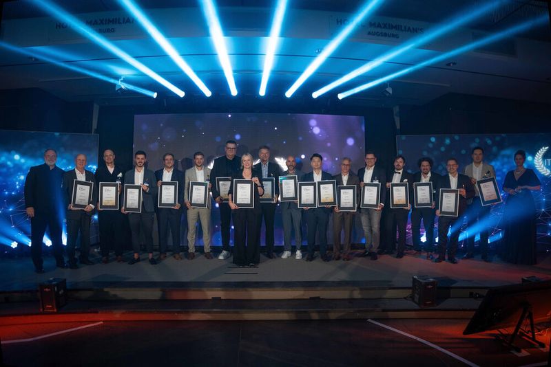 Alle Gewinner der IP-Insider Readers' Choice Awards 2024, eingerahmt von Chefredakteur Andreas Donner (ganz links) und Moderatorin Margit Lieverz (ganz rechts) im Gruppenbild. (Bild: Manuel Emme Fotografie)