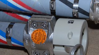 Die farbige Plakette auf der geprüften Schlauchleitung zeigt an, ob diese noch in Ordnung ist oder nicht. (Bild: VTH)