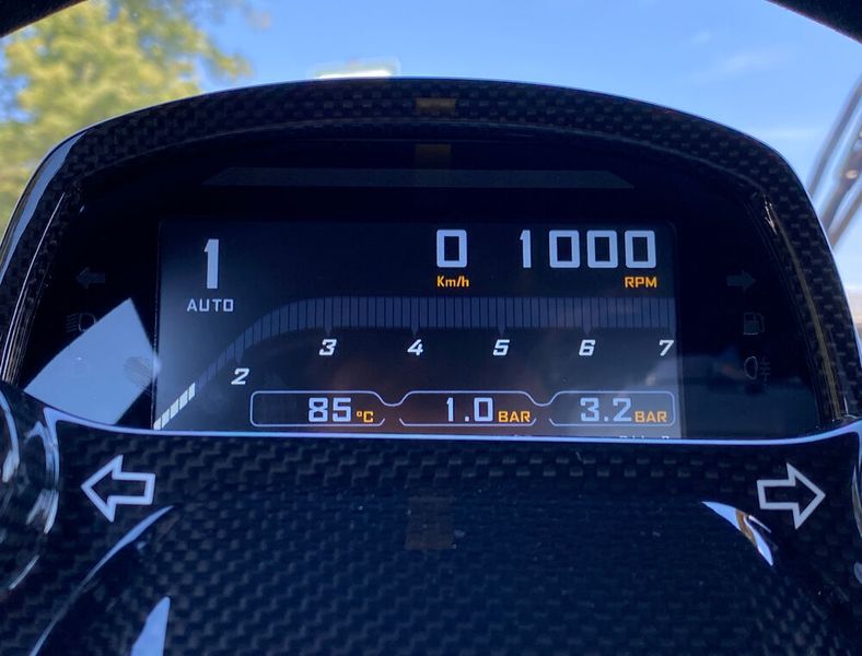 Nur die wichtigsten Daten: Das Cockpit des Stradale vermittelt Rennsportflair. (Bild: SP-X/Patrick Broich)