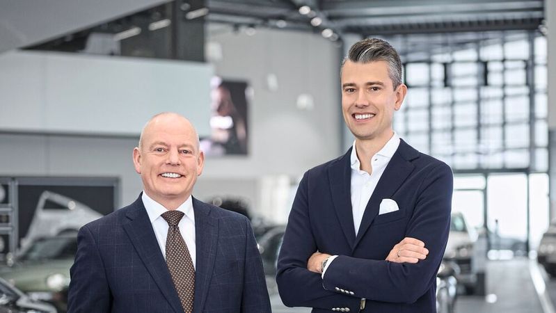 Michael Webels (l.) und Maximilian Mergenthaler erläutert im Interview, wie sich Hülpert in der Heimatregion rund um Dortmund als Mobilitätsdienstleister und serviceorientiertes Unternehmen positioniert.(Bild:  Hülpert)