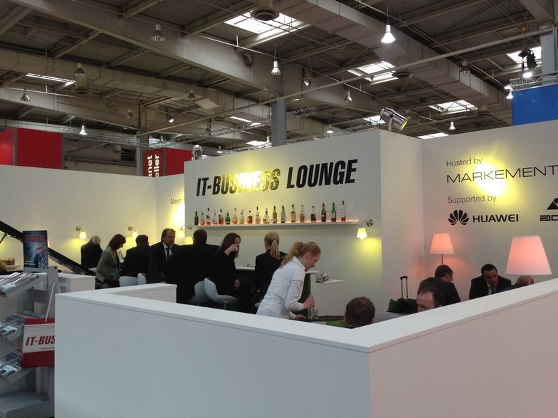 „Meet. Greet. Relax.“ – das ist auch im dritten Jahr wieder das Motto in der IT-BUSINESS LOUNGE. Unter der Begleitung von Pianomusik können sich die Gäste in entspannter Atmosphäre ihren Geschäften widmen oder sich an der Bar verwöhnen lassen. Zu finden im Planet Reseller, Halle 15, Stand G31. (IT-BUSINESS)