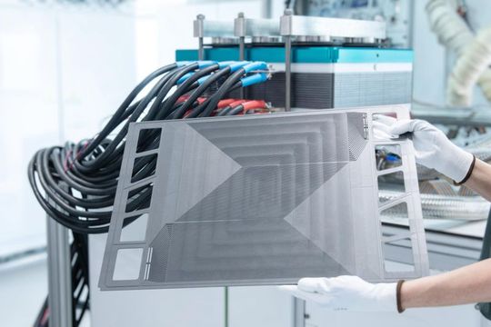 The graphite bipolar plate measures 1,300 square centimeters.(Image: ZSW / Elvira Eberhardt)