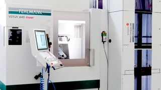 Die fünfachsige positionierte und auch die simultane Fräsbearbeitung gelingt mit der Versa 645 linear von Fehlmann aus der Schweiz besonders dynamisch, sagt der Hersteller. Halle 3 am Stand B52 auf der Moulding Expo 2019. Auch einfach bedienbare Bohr-/Frässysteme werden vorgestellt. (Fehlmann)