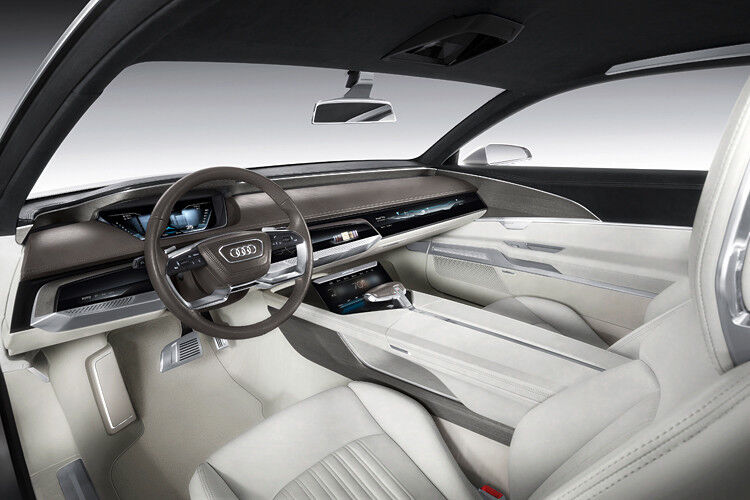 Viel Neues auch im Innenraum: Die Front der Instrumententafel ist in voller Breite als Anzeigefläche gestaltet und integriert drei Touch‑Displays, die auch auf Gesten reagieren. (Audi)