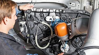 An der Montagestation kann der Roboter den Werker unter anderem bei einer Tätigkeit unterstützen. (Bild: Arena2036/Foto: Rainer Bez)